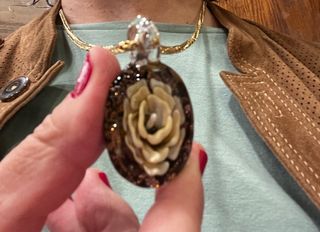 Colgante Flor con Cadena Dorada