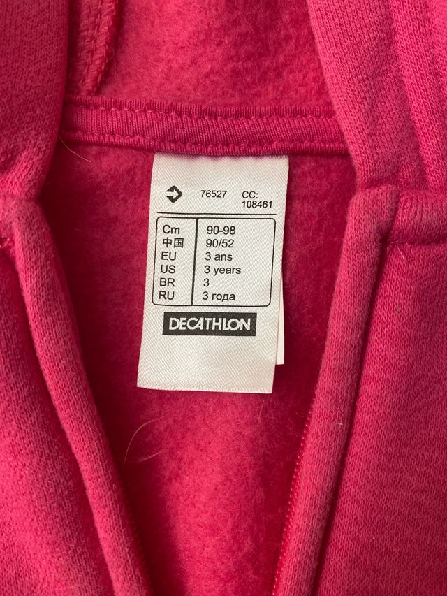 Chaleco deportivo fucsia con capucha