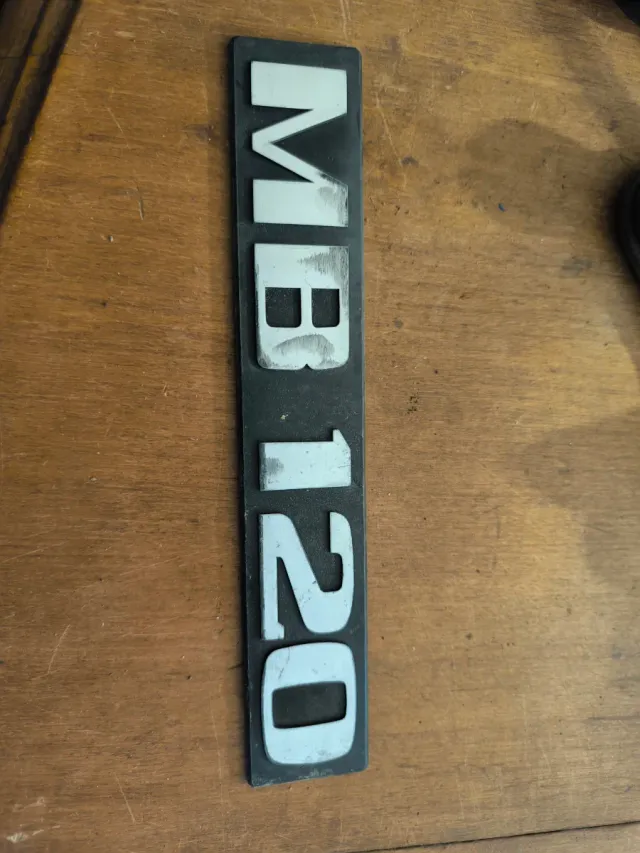 Emblema MB120