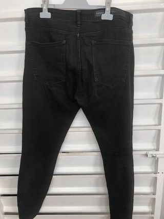 Pantalón pitillo negro talla 38