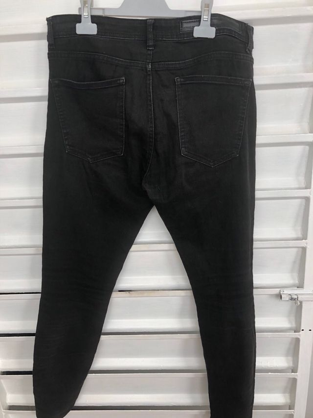 Pantalón pitillo negro talla 38