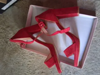 Sandalias de tacón y zapatos marrón