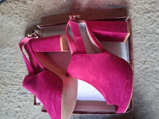 Sandalias de tacón y zapatos marrón