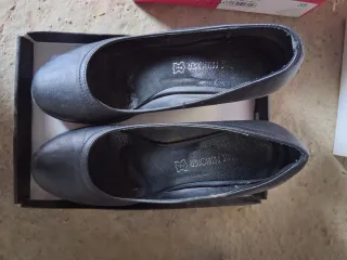 Sandalias de tacón y zapatos marrón