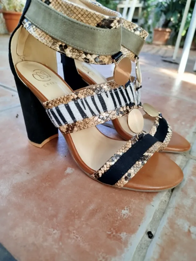 Sandalias IRVNN Multicolor y Negras