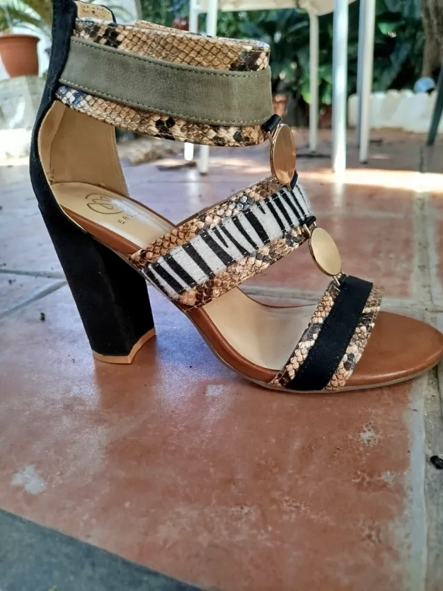 Sandalias IRVNN Multicolor y Negras