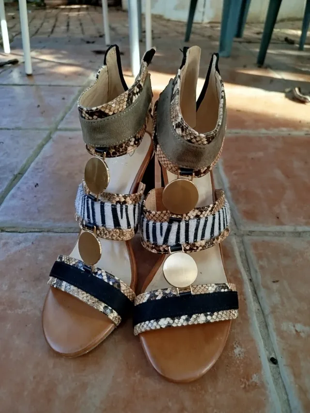 Sandalias IRVNN Multicolor y Negras