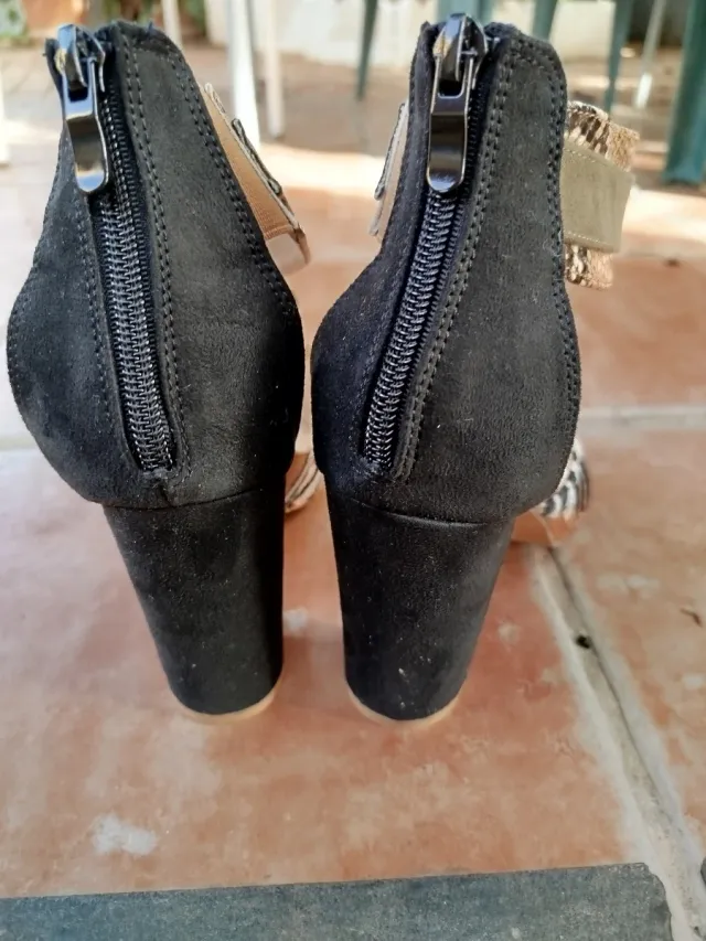 Sandalias IRVNN Multicolor y Negras