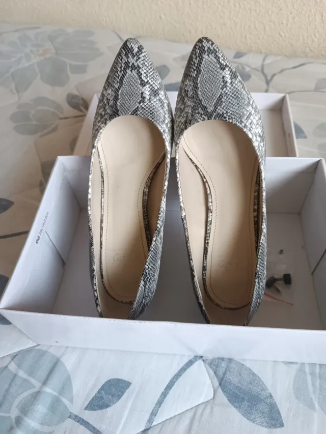 Zapatos tacón serpiente gris y blanco T39
