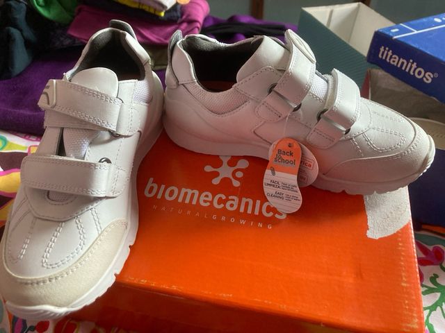 Zapatillas Biomecanics Blancas Velcro Nuevas. 31