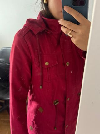 Abrigo rojo con capucha