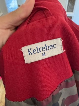 Abrigo rojo con capucha