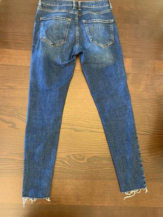 Pantalón vaquero desgastado