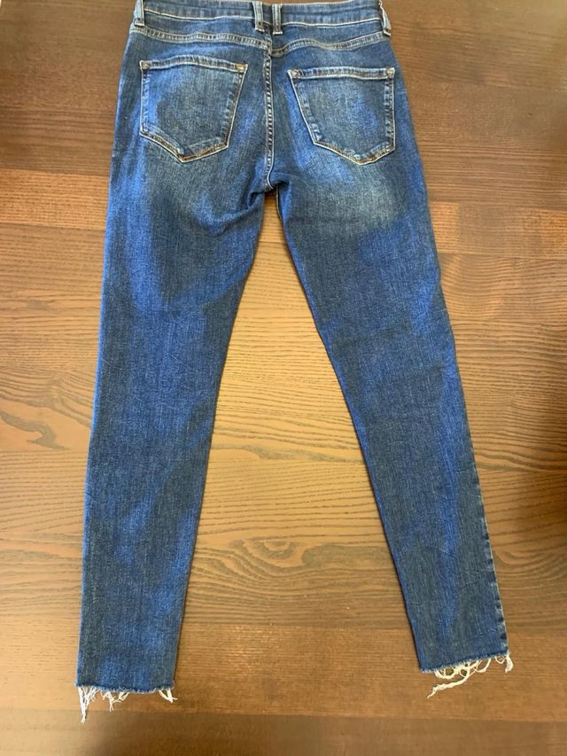 Pantalón vaquero desgastado