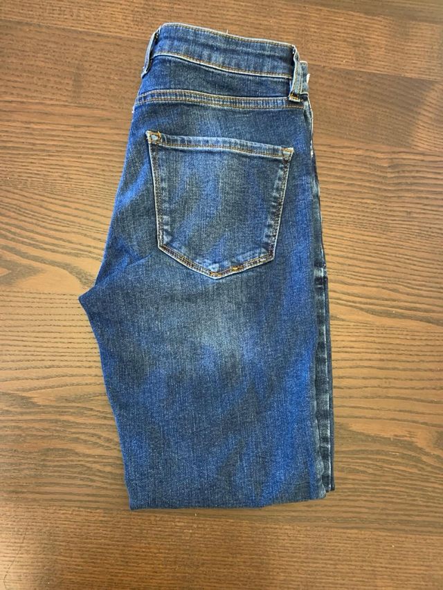 Pantalón vaquero desgastado