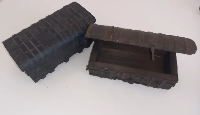 Cofres antiguos de madera y metal