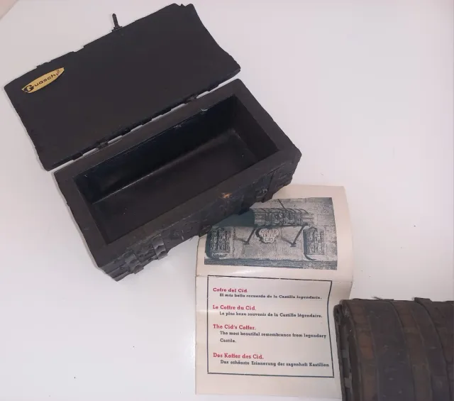 Cofres antiguos de madera y metal