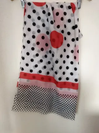 Foulard blanco con lunares negros y rojos