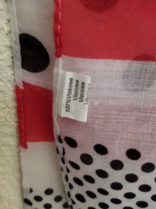 Foulard blanco con lunares negros y rojos