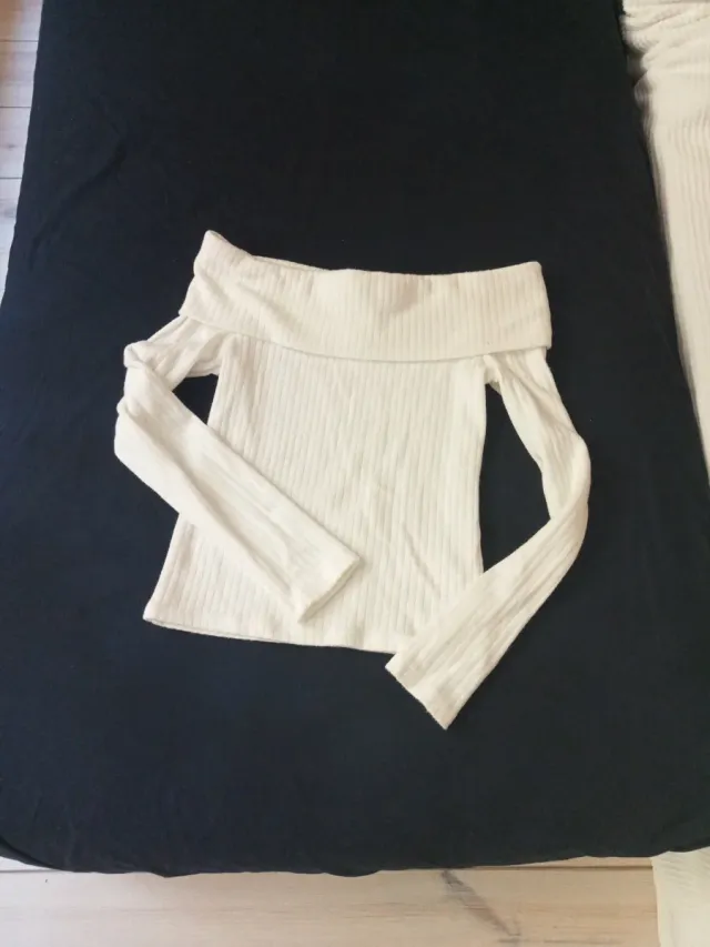 Top Stradivarius hombros descubiertos blanco