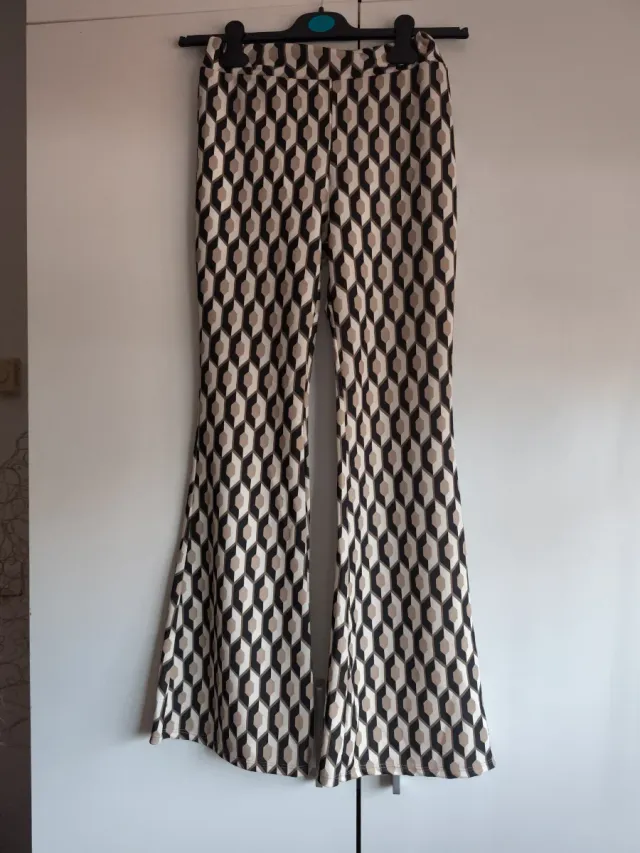 Pantalones acampanados estampado geométrico