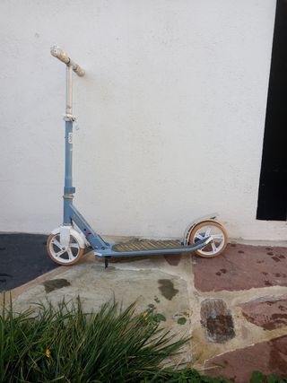 Patinete azul con ruedas blancas