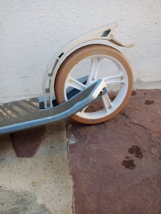 Patinete azul con ruedas blancas