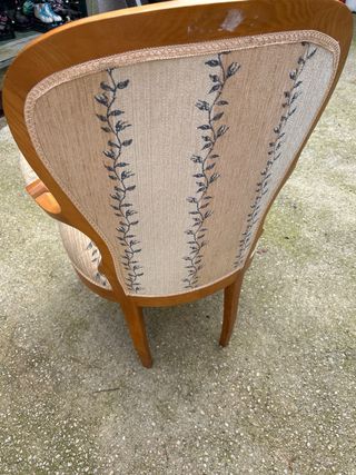 Elegante sillón de tela y madera