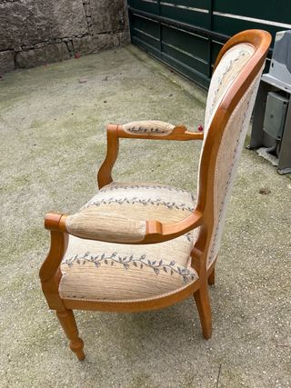 Elegante sillón de tela y madera