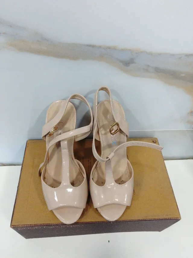 Zapatos charol beige talla 35