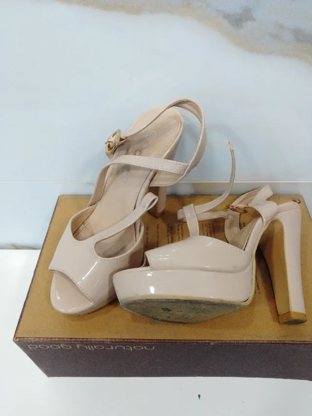 Zapatos charol beige talla 35