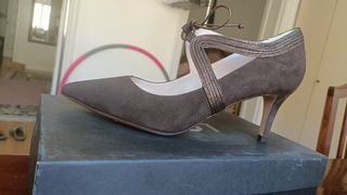 Zapatos de tacón marrones con detalles dorados