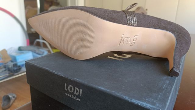 Zapatos de tacón marrones con detalles dorados