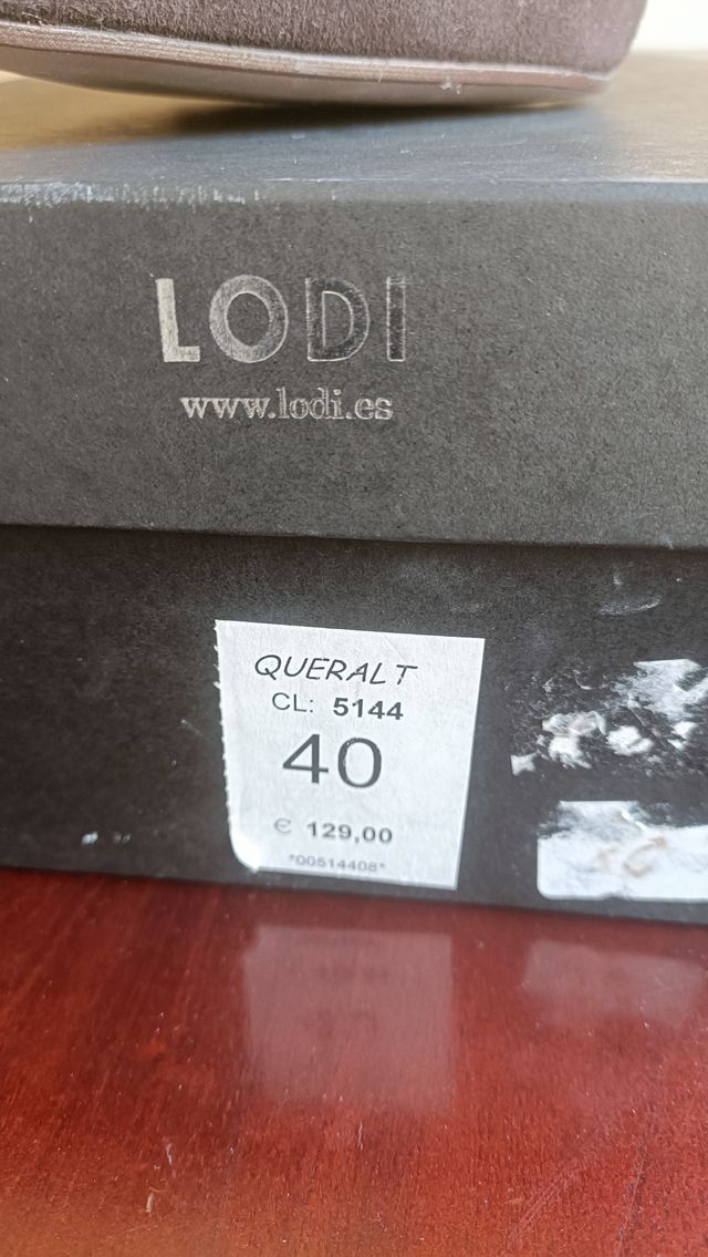 Zapatos de tacón marrones con detalles dorados