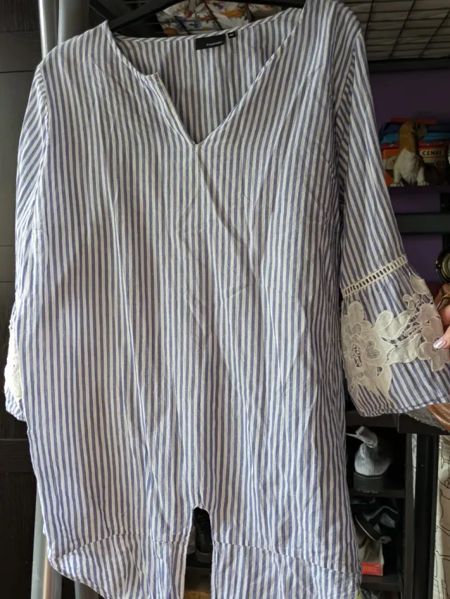 Blusa rayas azul y blanca con bordados