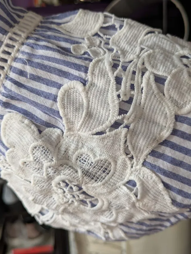 Blusa rayas azul y blanca con bordados