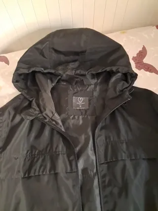 Chubasquero negro con capucha