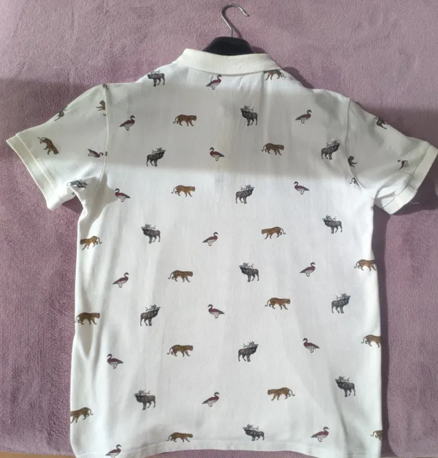 Polo Bershka blanco estampado animales