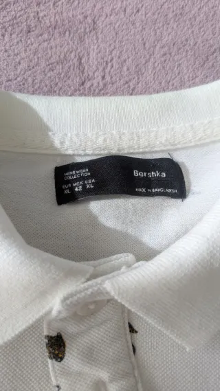 Polo Bershka blanco estampado animales