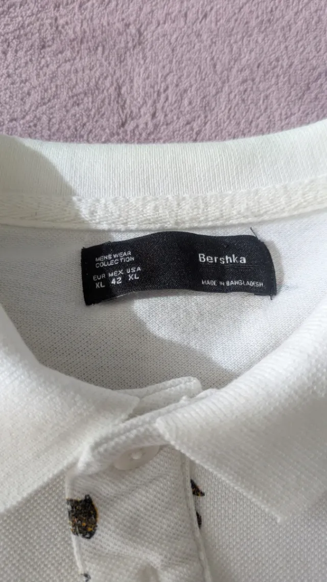 Polo Bershka blanco estampado animales