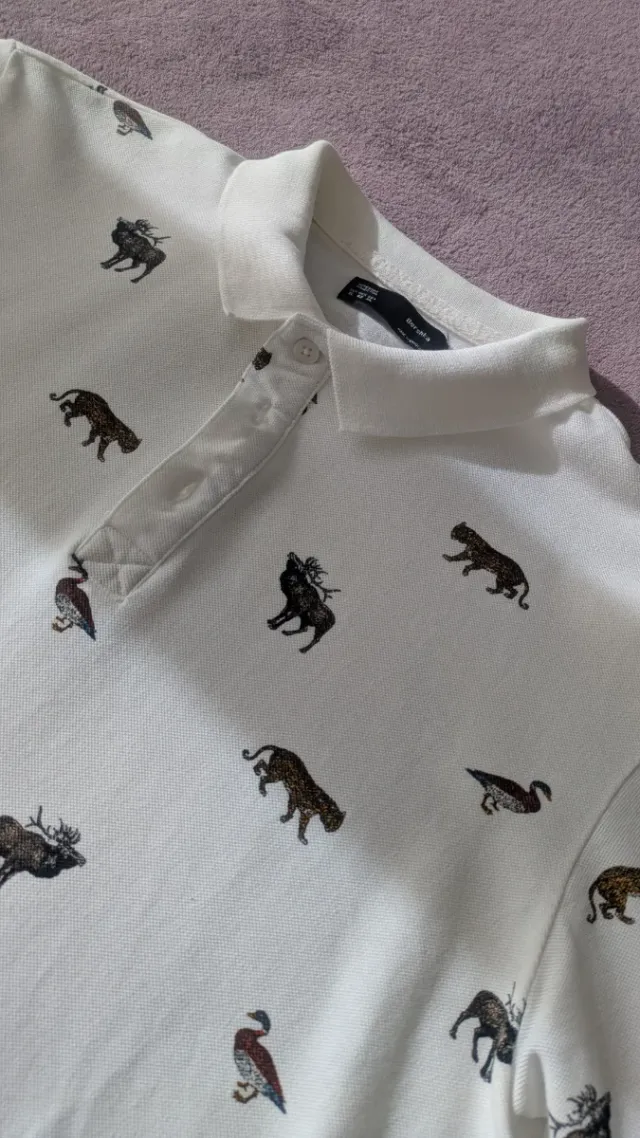 Polo Bershka blanco estampado animales