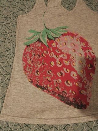 Camiseta con estampado de fresa Talla M