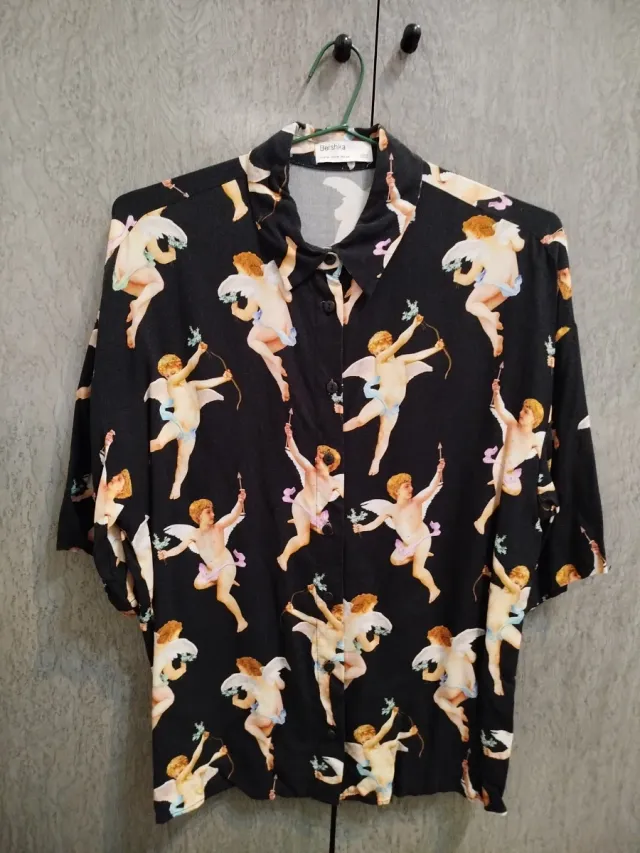 Camisa Bershka angelitos negra Talla M