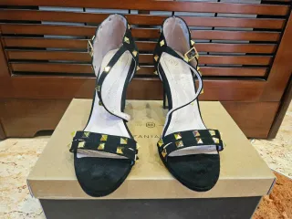 Zapatos de tacón negros con tachuelas doradas