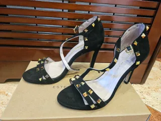 Zapatos de tacón negros con tachuelas doradas