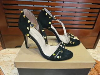 Zapatos de tacón negros con tachuelas doradas