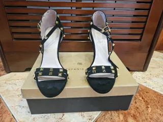 Zapatos de tacón negros con tachuelas doradas