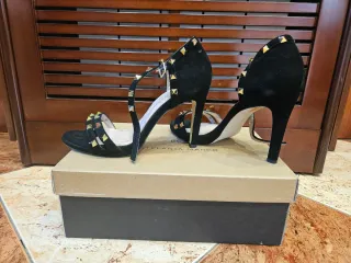 Zapatos de tacón negros con tachuelas doradas