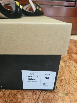 Zapatos de tacón negros con tachuelas doradas