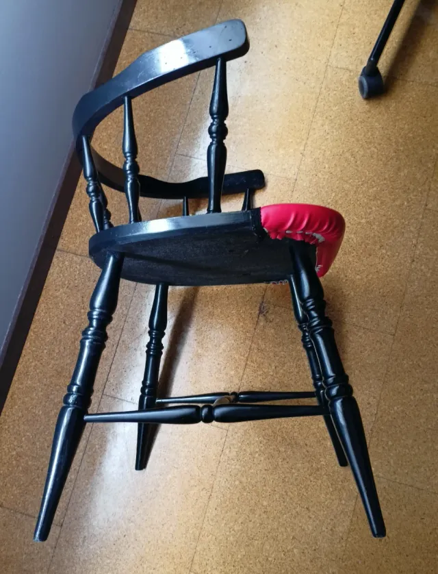 Silla vintage madera y polipiel negra/roja